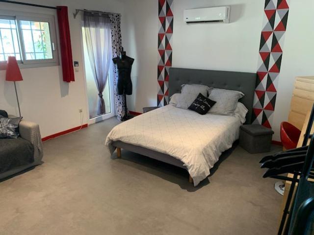 Grand Studio Avec Terrasse Appartement Vauvert Buitenkant foto